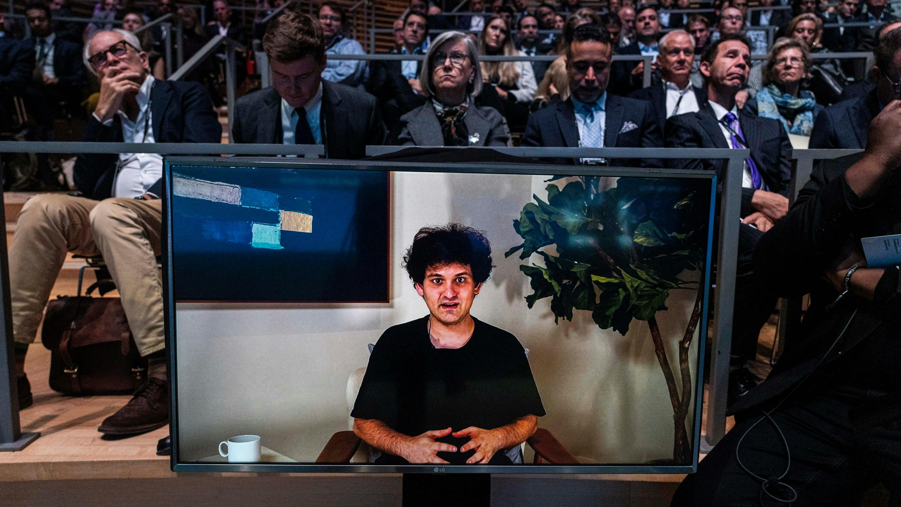 11月30日，山姆·班克曼-弗里德在DealBook峰会上与《纽约时报》专栏作家安德鲁·罗斯·索尔金进行了视频连线，这是FTX爆雷后他首次公开露面
