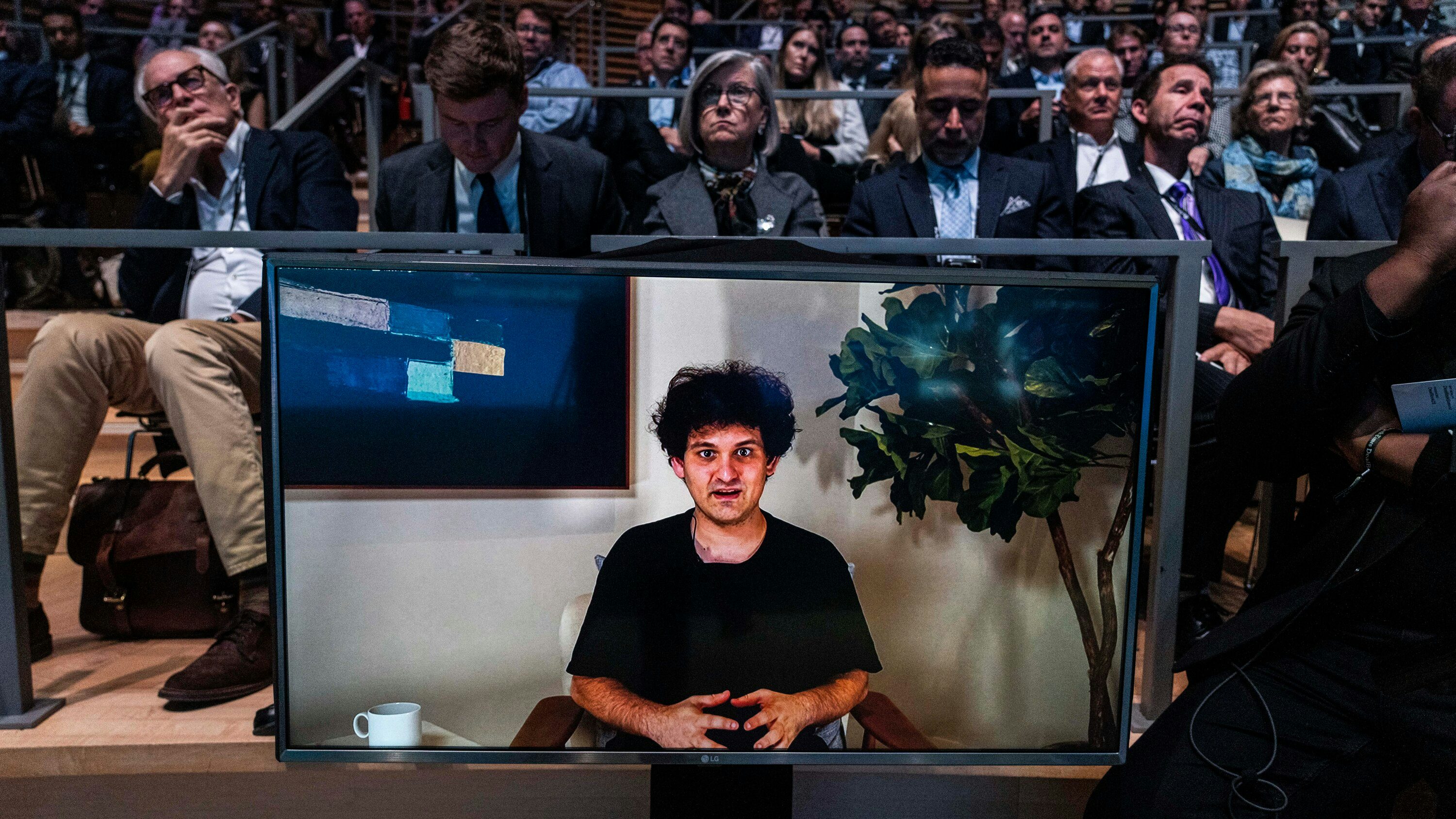 11月30日，山姆·班克曼-弗里德在DealBook峰会上与《纽约时报》专栏作家安德鲁·罗斯·索尔金进行了视频连线，这是FTX爆雷后他首次公开露面